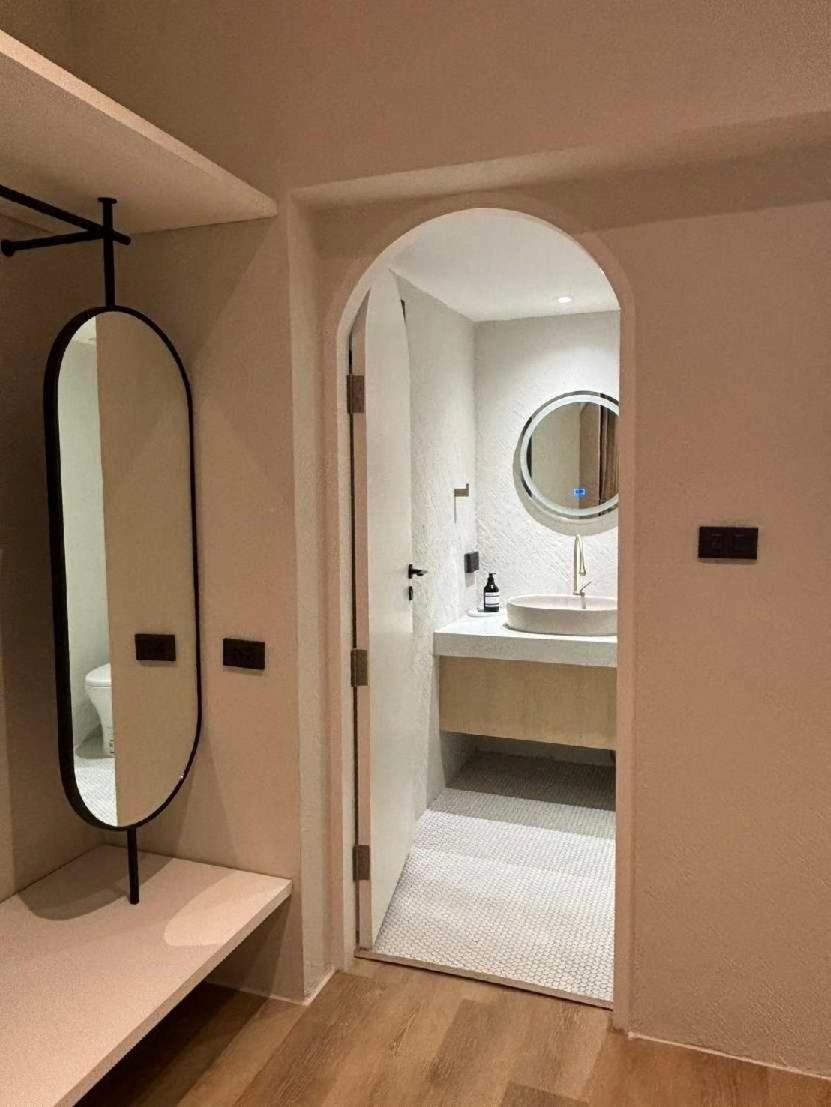 Suite with Workstation